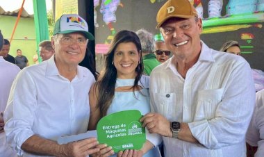 Prefeita Marcela Gomes recebe nova retroescavadeira para fortalecer o setor agrícola de Novo Lino